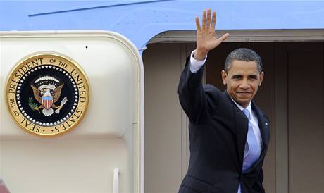 Barack Obama na letiti v Tokyu