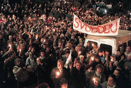 Zábr z velké protikomunistické demonstrace na Vyehrad 27 listopadu.