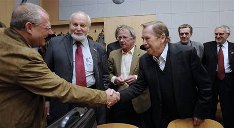 Vclav Havel se zdrav s bvalm polskm disidentem Adamem Michnikem ped zatkem Mezinrodnho kolokvia k 20. vro politickch zmn v eskoslovensku. Pihlej Frantiek Janouch (druh zleva), Jan Sokol (druh zprava) a Martin Btora (vpravo)