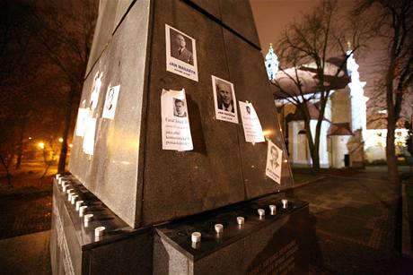 Pomník voják Rudé armády v Brn-Králov Poli v den 20. výroí Sametové revoluce polepil nkdo plakáty s fotkami obtí komunistického reimu.