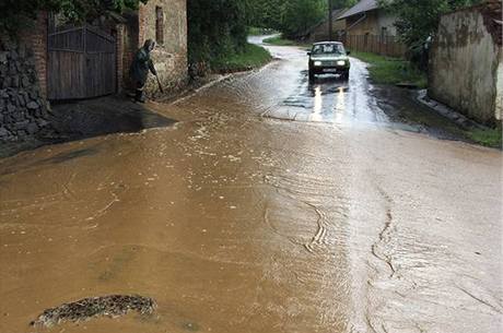 V Nmovicích na Rokycansku pívalový dé do ulic splavil ornici z polí.