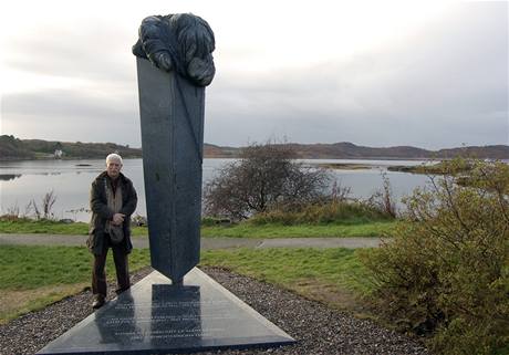 Ve skotském Arisaigu odhalili pomník eskoslovenským parautistm. Projekt inicioval eský honorární konzul v Edinburghu Paul Millar  