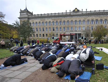 Asi stovka muslim protestovala proti diskriminaci u soudn budovy v Dranech 