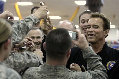 Arnold Schwarzenegger mezi vojáky v Iráku