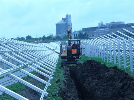 Nová solární elektrárna se zde rozkládá na ploe sedmi hektar, tedy asi desíti fotbalových hi, a sestává se z více ne 17.000 panel.