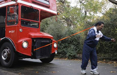 Britský silák utáhl svými vlasy autobus na vzdálenost 21,2 metru.