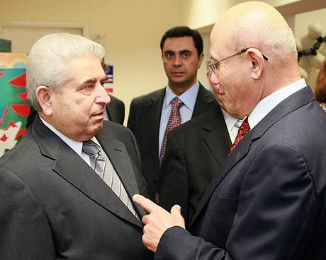 Kyperský prezident Demetris Christofias (vlevo) na jednání s pedstavitelem turecké ásti Kypru Mehmetem Ali Talatem
