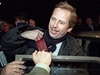Havel obklopen lidmi pi nastupování do auta po rozhovorech s Mariánem alfou pií sestavování vlády 9. prosince