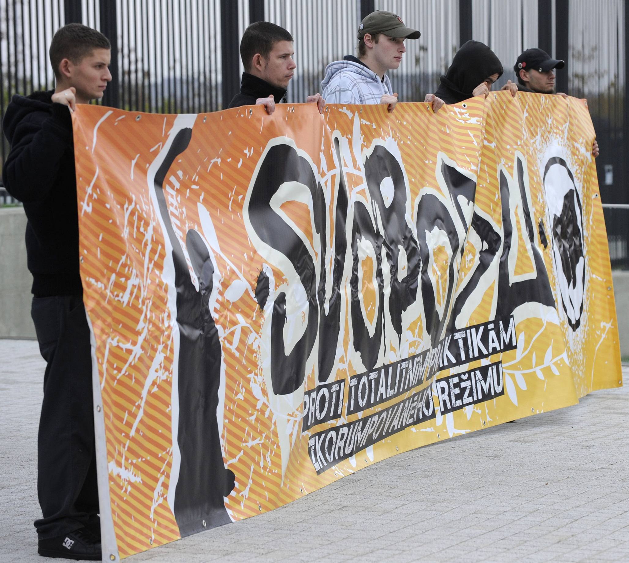 Pznivci Nrodnho odporu demonstruj ped Svobodnou Evropou