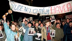 Studenti s plakáty Václava Havla pi demonstraci pod názvem 'pravda zvítzí' skandují Havel na Hrad
