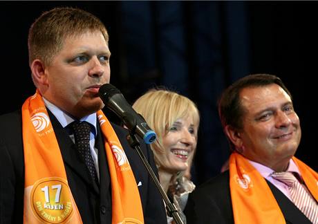Slovenský premiér Robert Fico pijel podpoit Jiího Paroubka s manelkou Petrou i na zahájení volební kampan  