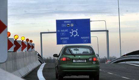 U Opatovic nad Labem na Pardubicku byla 27. listopadu slavnostn otevena víceúrovová kiovatka, která spojí budoucí rychlostní komunikaci R35 se silnicí I/37. 