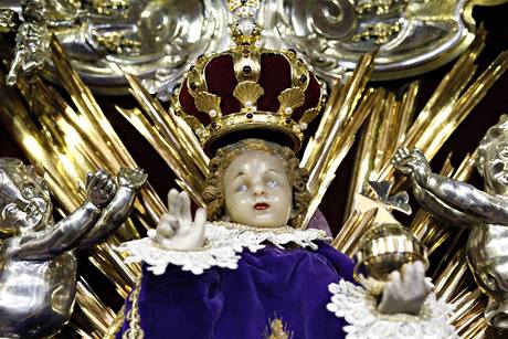Prask Jezultko zdob ode dneka korunka, kterou mu daroval pape Benedikt XVI. pi sv nedvn nvtv esk republiky.