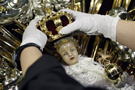 Praské Jezulátko nosí ode dneka korunku, kterou mu daroval pape Benedikt XVI. pi své nedávné návtv eské republiky.