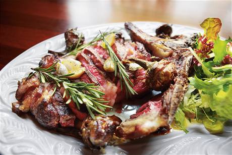 Skuten chlapácký I-bone steak se salátem a peenými divokými artyoky pipravují v restauraci La Finestra.