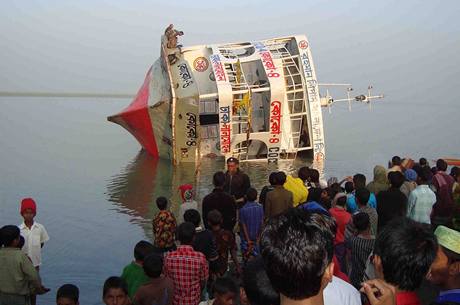 V trajektu nalezlo smrt 75 lidí. eka Tetulia, jiní Bangladé.