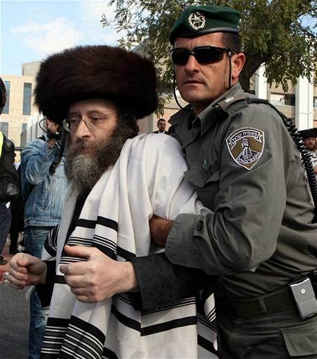 Izraelský policista odtahuje ultraortodoxního ida pi demonstraci