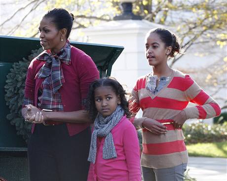 Michelle Obamov s dcerami Sashou a Maliou pevzali vnon strom pro rok 2009