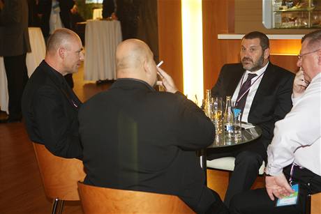 Kongres ODS. Bývalý senátor Alexandr Novák (druhý zprava) pi jednání s Ivo Rittigem (vpravo) a Patrikem Oulickým (druhý zleva).