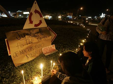 Filipínci zapalují svíky za obti masakru