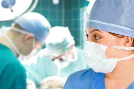 Chirurgové na operaním sále (ilustraní foto)