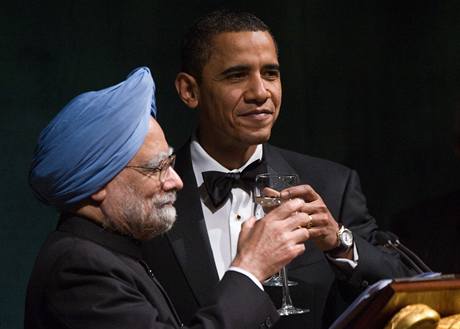 Indický premiér Manmóhan Singh pipíjí s americkým prezidentem Barackem Obamou na novou spolupráci