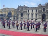 Václava Klause v Peru pivítaly estné salvy
