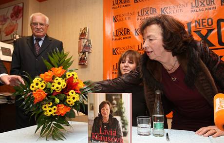 Livia Klausová na autogramiád své knihy
