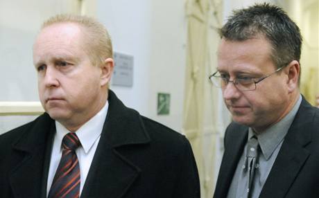 Bývalý pracovník rozvdky Petr Bake (vpravo) a bývalý policista Jií Dvoák (vlevo) u soudu.