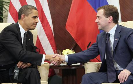 Obama s Medvedvem se setká moná v Praze.