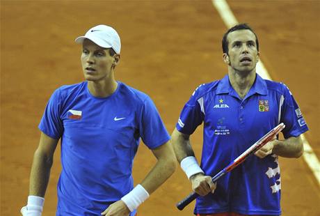 Radek tpánek (vpravo) a Tomá Berdych pi tyhe ve finále Davis Cupu