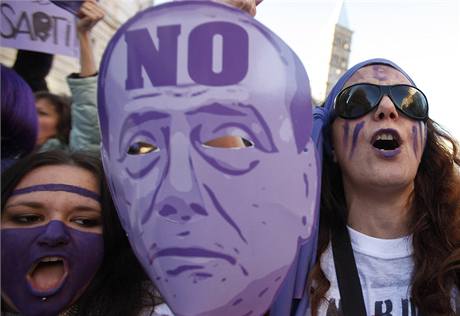 Desítky tisíc lidí pochodovalo centrem íma a ádalo odstoupení pedsedy vlády Silvia Berlusconiho