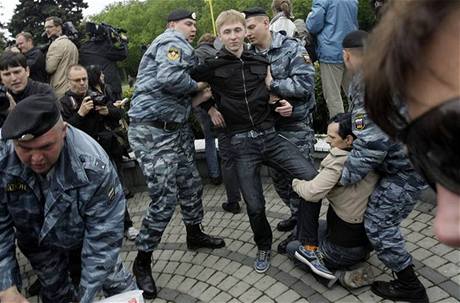 Ruská policie násiln rozehnala prvod homosexuál.