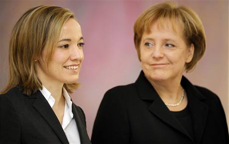 Nová tvá. Kancléka Angela Merkelová ví, e Kristina Köhlerová (vlevo) odvede na ministerstvu pro rodinu velmi dobrou práci. 