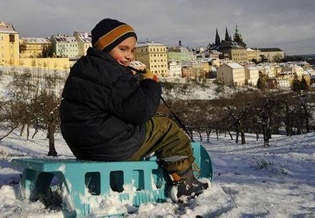 První letoní snhové nadílky si uíval chlapec se sákami 23. listopadu pod Strahovským kláterem v Praze.