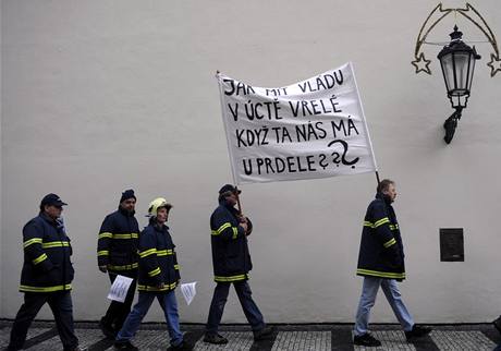 Protesty hasi a policist proti sniování plat