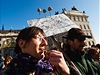 Zemdlci na praské demonstraci - Hradanské námstí zaplavily tisíce lidí.