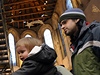 Dít se pokouí získat devnou hraku na Mikuláském charitativním bazaru v kostele sv. Anny v Praze 