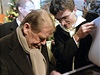 Václav Havel podepisuje kalendá na Mikuláském charitativním bazaru v kostele sv. Anny v Praze 