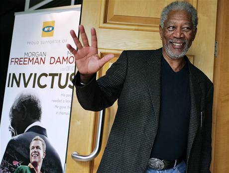 V roli Neporaeného. Morgan Freeman se zhostil role bývalého prezidenta JAR Nelsona Mandely v novém snímku Clinta Eastwooda Invictus: Neporaený. 