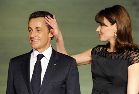 Carle Bruniové-Sarkozyové by jedno volební období stailo. Prezident Nicolas Sarkozy je vak podle ní angaovaný od hlavy a k pat.