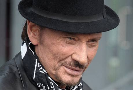 Zpátky v ivot. Rockový zpvák Johnny Hallyday (na snímku z íjna loského roku) musel podstoupit dv operace vyhezlé plotýnky. Po dvou umlých spáncích se nakonec v pondlí veer probudil.