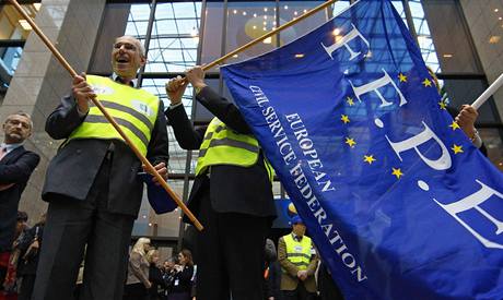 Nkolik stovek lidí dnes ve trasburku podpoilo návrh Evropské komise na zvýení plat euroúedník. 