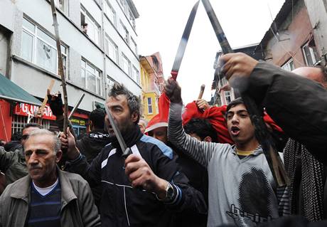 Protestanti z ad Kurd se vera v Istanbulu stetli s tureckými nacionalisty. 