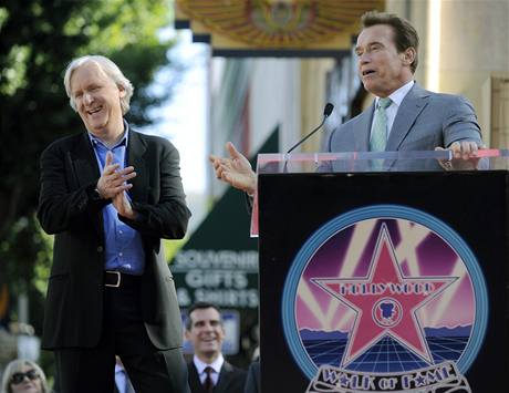 Reisér James Cameron (vlevo) s kalifornským guvernérem Arnoldem Schwarzeneggerem. Cameron získal hollywoodskou hvzdu na chodníku slávy. 