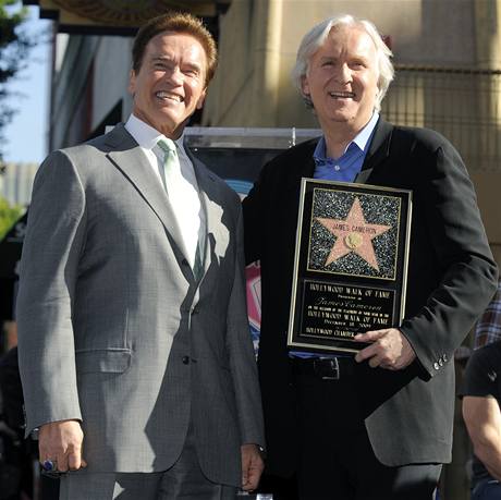 Reisr James Cameron (vpravo) s kalifornskm guvernrem Arnoldem Schwarzeneggerem. Cameron zskal hollywoodskou hvzdu na chodnku slvy. 