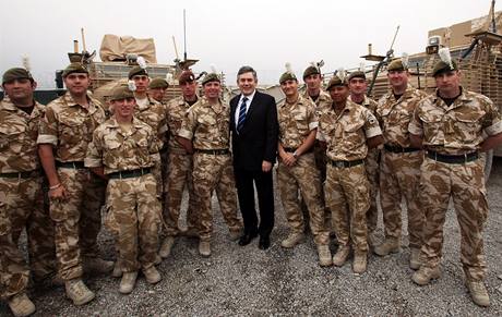 Gordon Brown mezi svými vojáky v Afghánistánu.