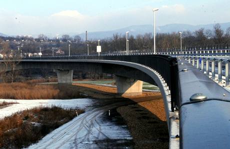 V Litomicích slouí od 17. prosince idim nový most pes eku Labe.