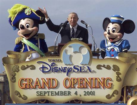 Ron Disney otevírá v Japonsku DisneySea v roce 2001.