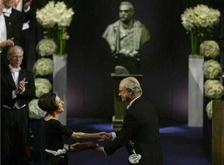 Herta Müller pebírá Nobelovu cenu za literaturu z rukou védského krále Carla XVI. Gustafa.